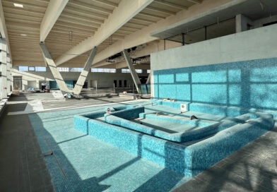 Schwimmwerk: Stadtrat legt Tarife fest ein blau gefliestes Schwimmbecken in einer Halle, in der noch Bauarbeiten stattfinden.