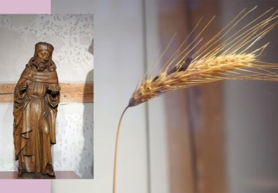 Bildmontage aus einer hölzernen Staue eines Mönchs und einer Nahaufnahme einer Getreideähre