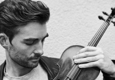 <span style="font-size: 16px;">25. März, Memmingen </span><br>Geiger Niek Baar bei den Memminger Meisterkonzerten Ein junger Mann schaut auf eine Geige