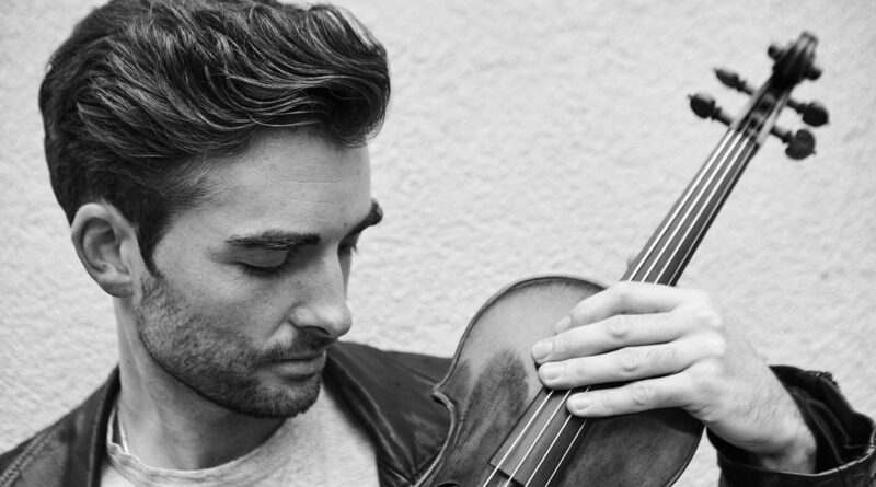 <span style="font-size: 16px;">25. März, Memmingen </span><br>Geiger Niek Baar bei den Memminger Meisterkonzerten Ein junger Mann schaut auf eine Geige