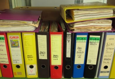 Prall gefüllte Aktenordner mit handbeschrifteten Rücken