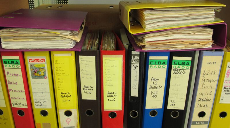 Prall gefüllte Aktenordner mit handbeschrifteten Rücken