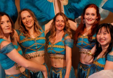 Frauen in Bauchtanzkostümen mit Fächern und Schleiern