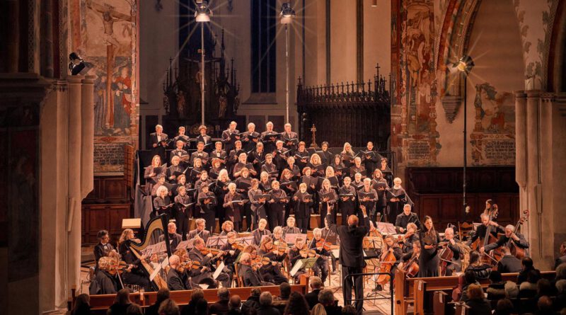 Der Konzertchor St. Martin bei einer festlichen Aufführung im Kirchenraum