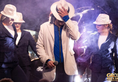 <span style="font-size: 16px;">20. März, Memmingen </span><br>„Michael Jackson Tribute live Experience“ Ein Michael Jackson-Double in weißem Anzug umringt von Tänzerinnen auf einer blau ausgeleuchteten Bühne