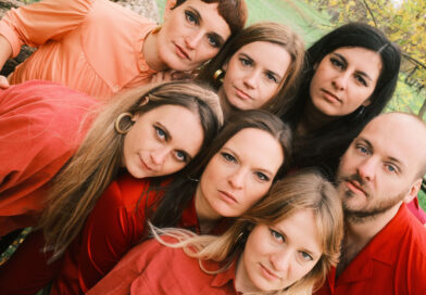 6 Personen in roter Kleidung sind zu einem Gruppenbild zusammengerückt: Die Jazz-Band SiEA