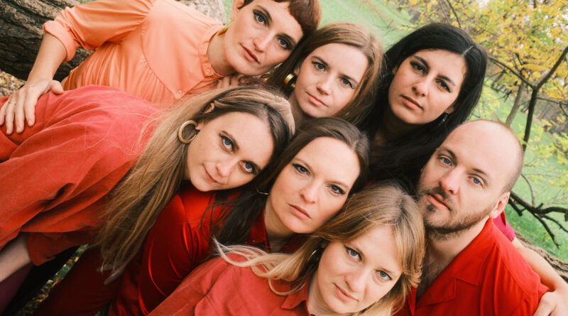 6 Personen in roter Kleidung sind zu einem Gruppenbild zusammengerückt: Die Jazz-Band SiEA