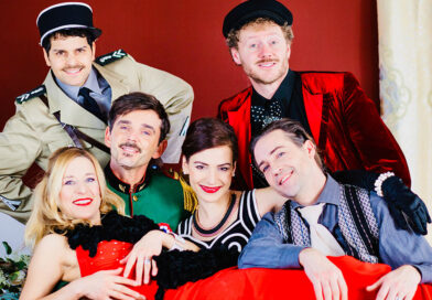 <span style="font-size: 16px;">14. April, Memmingen </span><br>„Ganz Paris träumt von der Liebe“ Darsteller und Darstellerinnen einer Musical-Show posieren fröhlich für ein Gruppenbild