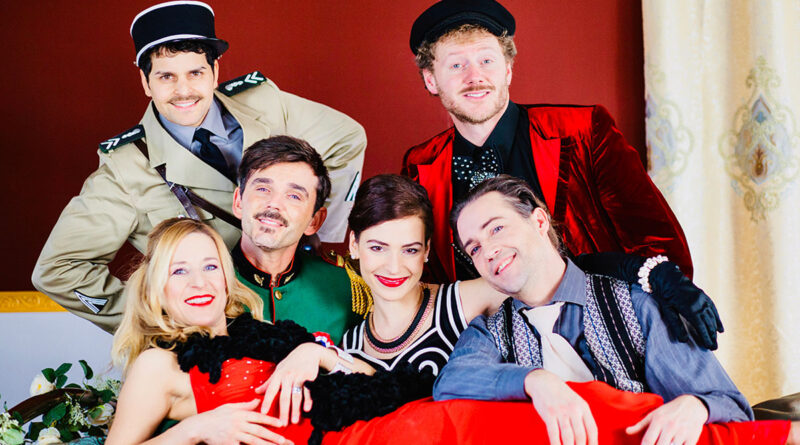 <span style="font-size: 16px;">14. April, Memmingen </span><br>„Ganz Paris träumt von der Liebe“ Darsteller und Darstellerinnen einer Musical-Show posieren fröhlich für ein Gruppenbild