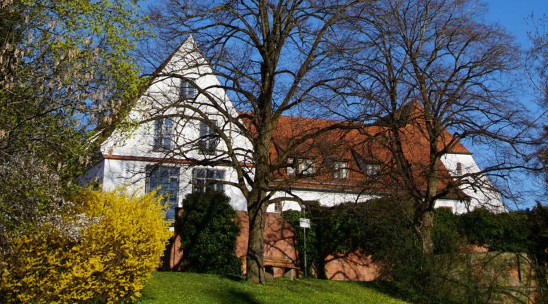 Die Fassade des Antonierhaus von einem Park aus fotografiert