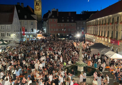 <span style="font-size: 16px;">13. Juni, Memmingen </span><br>Memmingen feiert das traditionelle Stadtfest Menschen feiern in der Dämmerung auf einem Marktplatz