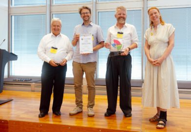 MEWO Kunsthalle erhält ZukunftsGut-Preis der Commerzbank-Stiftung vier Personen stehen auf einer kleinen Bühne und halten lächelnd Preise und Urkunden in die Kamera